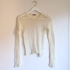  - Vit ”virkad” transparent tröja, lite 90-tal. Väldigt töjbar i sitt material. 🌸