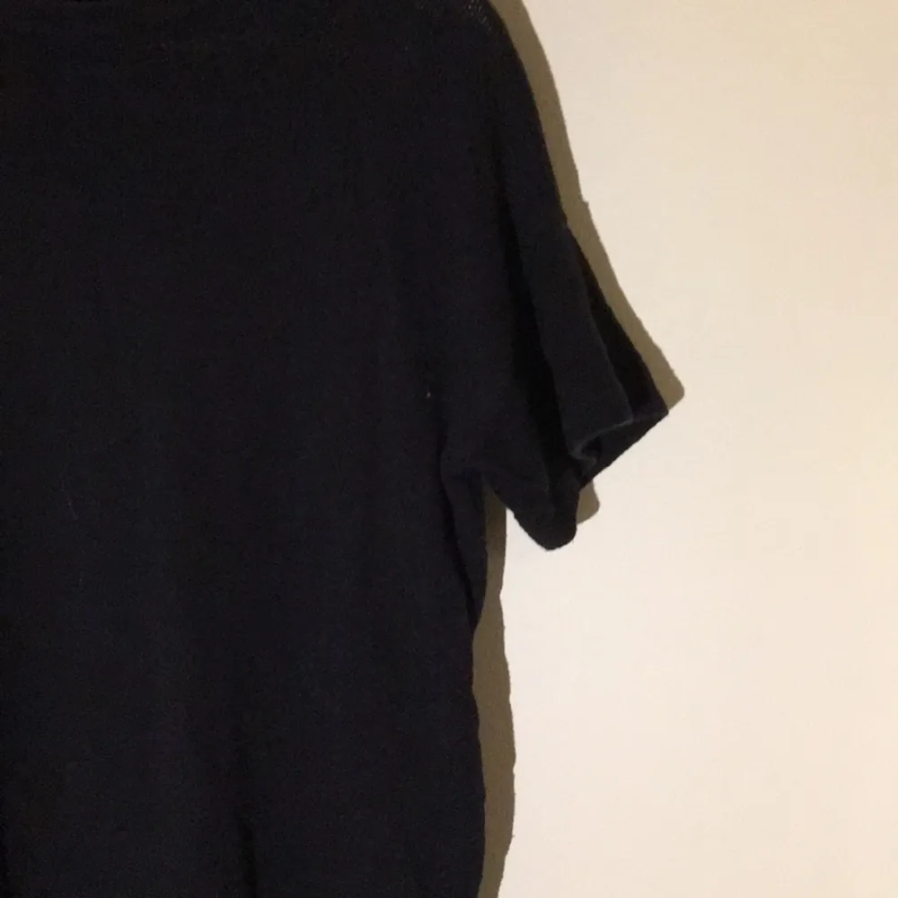 Oversized stickad tröja i mörkblått från Weekday! Helt perfekt till hösten! 🍂
Kan skickas mot betalning ✌🏼️. Stickat.