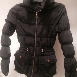  - Svart lite marinblå aktig jacka från Zara. Storlek S. De enda skavankerna som finns är att den guldiga färgen på knapparna har suddats bort en aning som ni ser på bild 3. Förutom det är den i fint skick. 