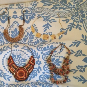  - Säljer oanvända halsband till bra pris. 15 kr per st. Vill man köpa alla får man de för 60 kr