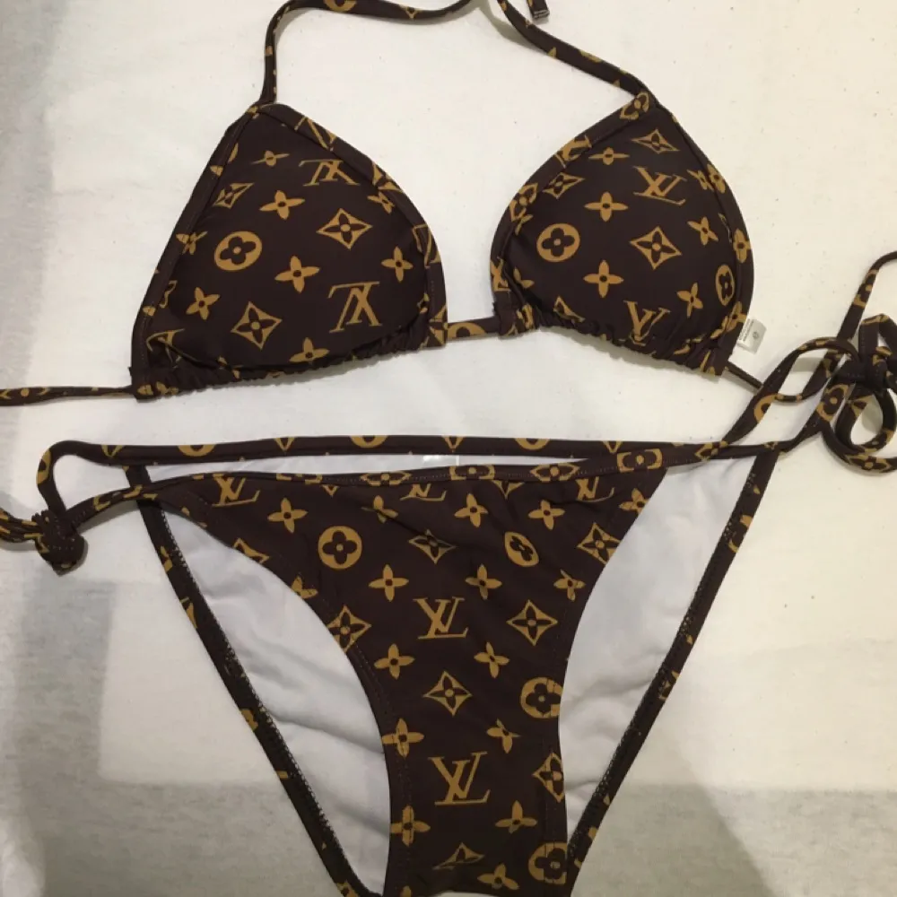 Falsk Louis Vuitton bikini OANVÄND. Köpt för ca 350kr.
Passar dig med storlek XS-S på nederdelen och S-M på överdelen.
Skyddet på trosan sitter kvar, helt ny!
. Övrigt.