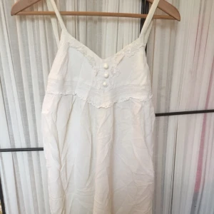  - Somrig bohemisk klänning. Slutar strax under knät på en som är ca 160 cm 😊 