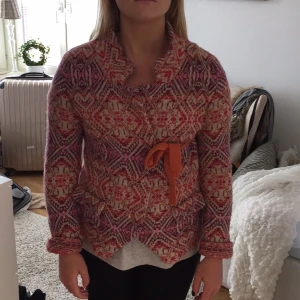  - Köpt på Nelly.com för 2300kr.
Använd ett fåtal gånger.
Säljer den för att den inte passade mig klädmässigt, inte min stil. 
Hämtas i Kungsbacka eller skickas mot fraktkostnad, 
swish går bra. 
2 motsvarar s/m. 
Nås på Facebook: Kajsa Gustafsson 