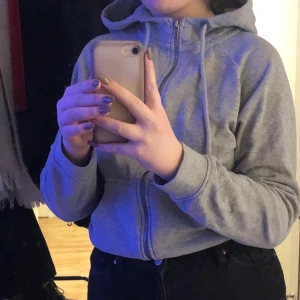 Zip hoodie - Säljer min fina gråa ziphoodie i storlek s. Nästan aldrig använd så nyskick💕