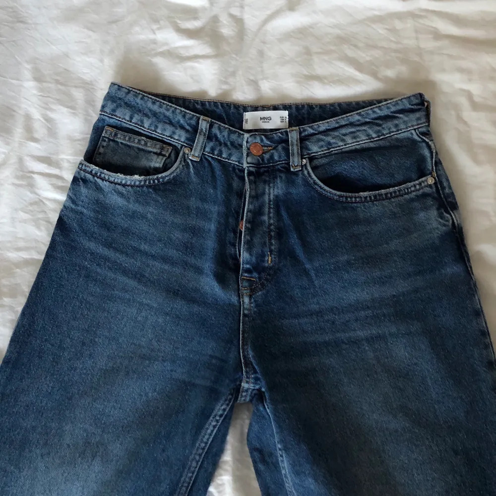 Säljer ett par jeans från Mango i väldigt fint skick! De har hög midja samt slitning vid ankeln. Modellen är ”mom jeans”. . Jeans & Byxor.