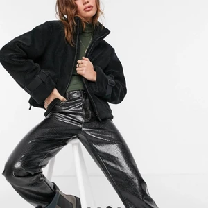 Jacka - Svart teddyjacka från urban code