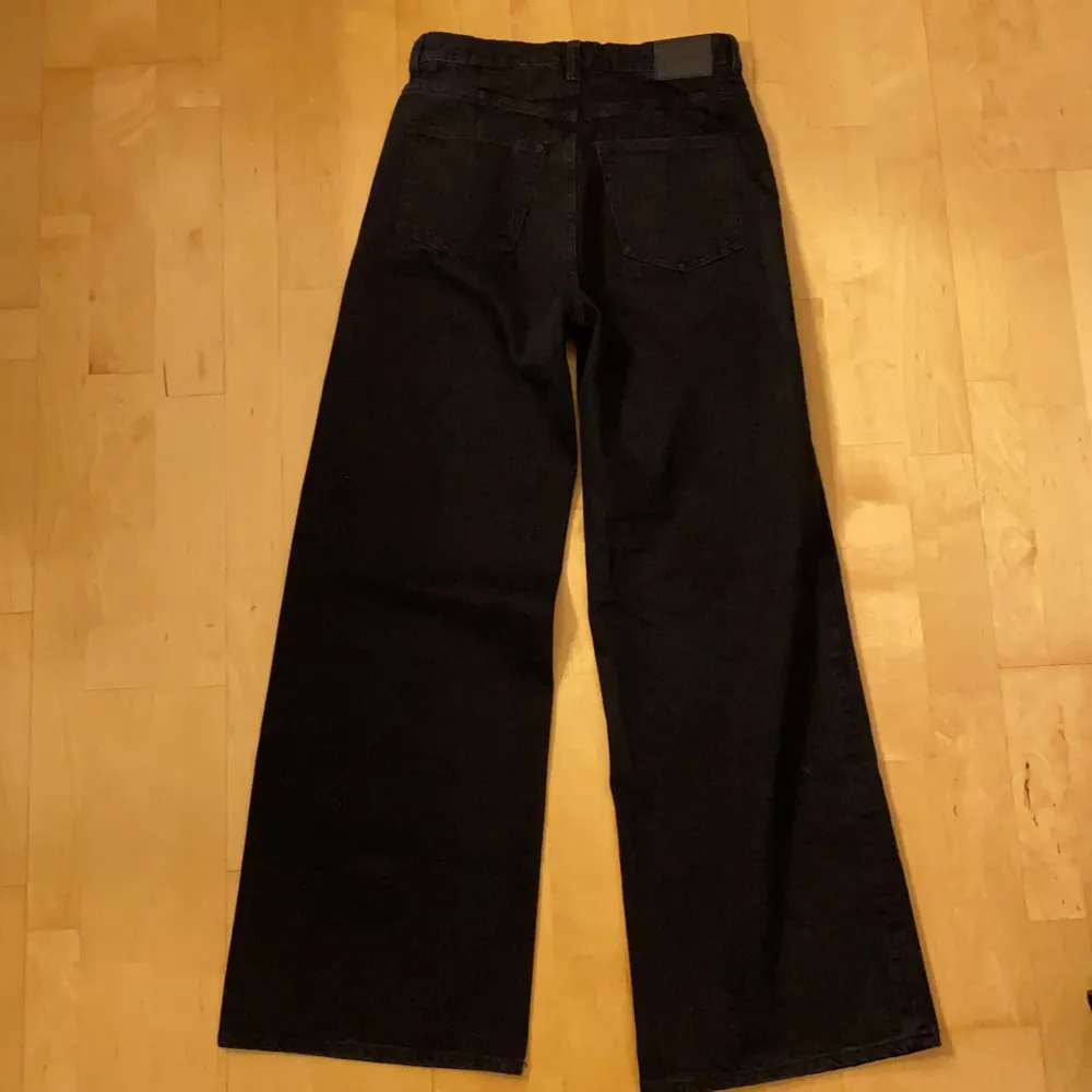Säljer mina svarta, vida jeans från Weekday. Waist: 26, Leght: 32. Är i modellen ”Ace”. ALDRIG använda, så de är som nya! Säljes pga för korta för mig som är 1,73 cm lång. . Jeans & Byxor.
