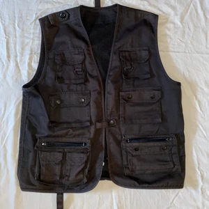 Cargo vest  - En snygg cargo vest i bra skick den är lite solblekt men de får den o se lite mer vintage ut!