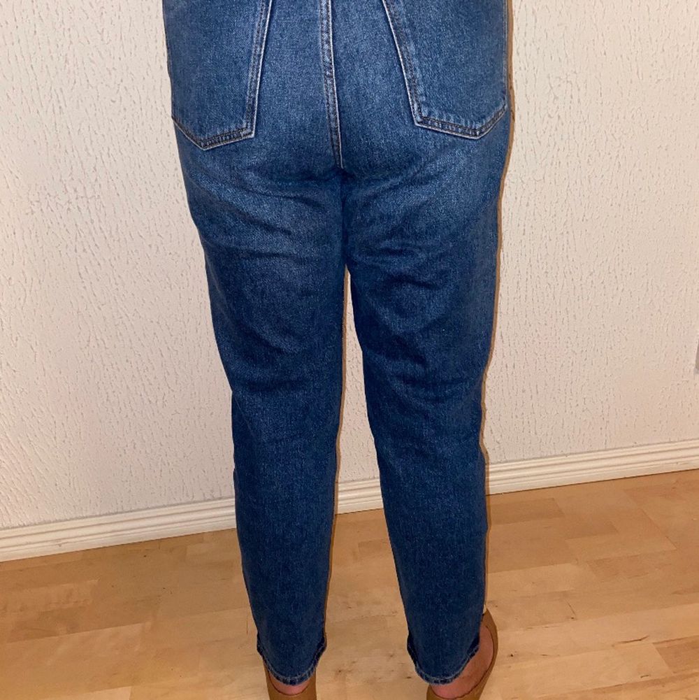 Blå jeans från H&M . Jeans & Byxor.