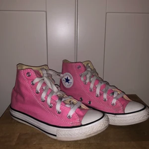 Converse rosa - Jättefina rosa Converse i strl 34 (stora i storleken), använt skick. Säljes pga att de inte längre används och är för små. 100kr + frakt eller budgivning i kommentarerna vid flera intresserade. 