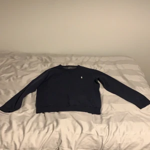 Ralph Lauren sweatshirt - Ralph Lauren sweatshirt i färgen mörkblå. Köpt på Zalando för 1000kr. Sparsamt använd. Betalning via swish.