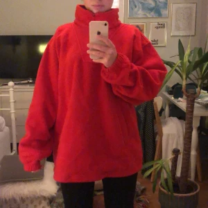 Röd fleecetröja - Vintage men i princip oanvänd fleecetröja i strl M, den är dock ganska oversized ☃️❤️ För referens bär jag vanligtvis strl XS-S och är 160 cm lång. Den fraktas spårbart för totalt 135 kr. 📦