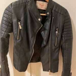 Chiquelle skinnjacka - Säljer min chiquelle moto jacket nu då den inte kommer till så mycket användning.