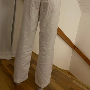 Vita vida tygbyxor😙 - Dom passar på dig som är 160-165cm lång. Ganska tunna och sköna💓💓 använda ett fåtal gånger då jag inte riktigt trivs i dom😋🥰