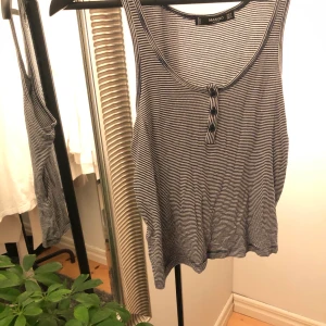 Linne Mango - randigt linne med knappar, från mango, aldrig använt, storlek M men skulle säga att den passar alla från xs-m