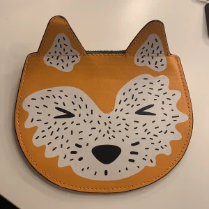 Plånbok  - Från Monki!☺️ jättegulligt och är i ny skick!❗️ köparen står för frakt!✨