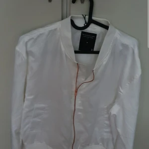 Jacka - Storlek 38, den är helt ny prislapp kvar, vit med guldkjedja.