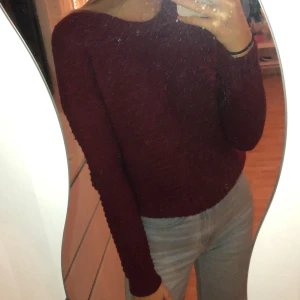 Röd tröja från hm  - Röd tröja från hm med ränder i tyget. Använd enstaka gånger. 