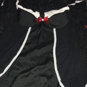 Sexig svart nattkläning! - Jag köpte denna för inte så länge sedan, men jag brukar aldrig ha på mig den. Därför så tänkte jag sälja den. :)