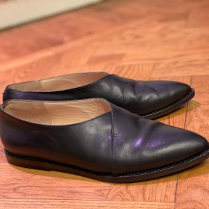  ATP ATELIER Loafers - Loafers från ATP ATELIER i äkta läder.  Storlek 36 och jag skulle säga att de är normala i storleken. Använda men i fint skick.