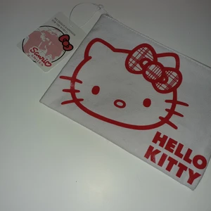 Hello Kitty necessär - Helt nytt oanvänd necessär med hello Kitty. 