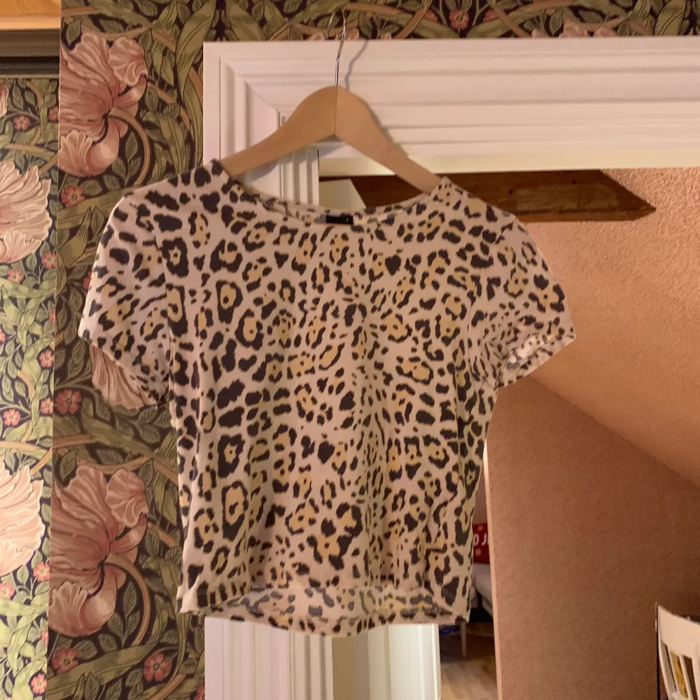 en superfin tröja från gina med leopardmönster. Står L på lappen med sitter mer som en M. Superskönt & mjukt material. Visas på en M här. T-shirts.