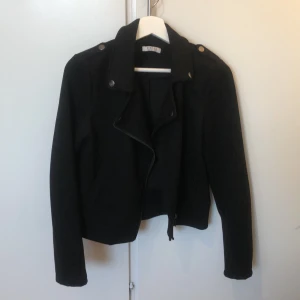  Mocka jacka storlek xs - Mocka jacka storlek xs. Fint skick. Köpt för 400~ tar 100🖤