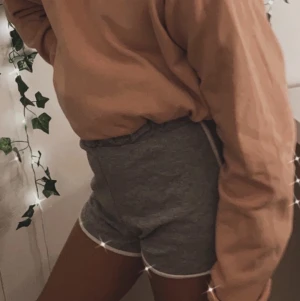 T - Rosa tröja från 157 . Färgen passar riktigt inte mig. Nypris var 150kr. Helt ok skick.