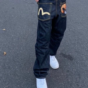 EVISU JEANS! - Kör budgivning för mina favorit jeans (evisu) mycket trendiga just nu. första bildern är lånad(vill bara visa hur de passar på). bud börjar från: 200kr snälla buda privat eller på kommenterna! högsta budet  får dem om jag e nöjd med priset :)bud ligger på: (1400kr)