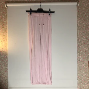 Mjuksbyxor från Gina Tricot  - Super söta mjuksbyxor finns att köpa till matchade kofta så det blir ett det. Storlek XS