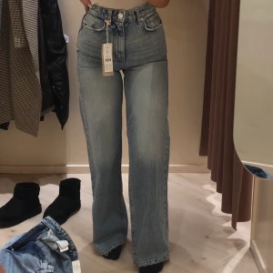 Idun wide jeans - Idun wide jeans från Gina tricot (färgen lt blue), slutsålda på hemsidan! Säljer då de tyvärr är för små för mig men dom är verkligen såååå snygga! Nypris är 599kr och byxorna är i bra skick LEDANDE BUD: 390kr inkl frakt (Budgivning avslutas på onsdag 6/1 kl 12:00)