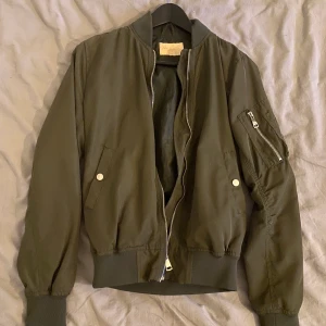 Bomberjacka - Militärgrön bomberjacka, använd men i fint skick! Buda privat, köparen står för frakten! :)