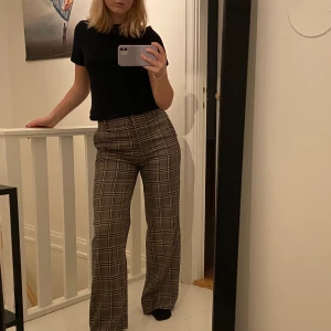 Oversized kostymbyxor - Säljer dessa snygga kostymbyxor i storlek 38. De är lite oversized i modellen och har raka ben. Sparsamt använda så i bra skick! Frakt tillkommer