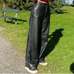 Vida skinnbyxor Zara - Vida skinnbyxor från Zara som tyvärr var för stora för mig!! Köptes på plick men har ett skick på 9/10. Bilderna är lånade, Bud:570kr. ❌SKRIV ENDAST OM DU ÄR INTRESSERAD❌