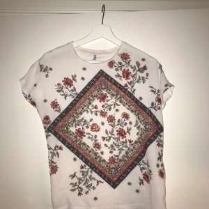 T-shirt  - T-shirt storlek S