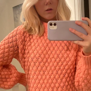 Stickad tröja - Säljer denna superfina stickade tröja i en ljusrosa färg. Den är i storlek s och i bra skick! Frakt tillkommer