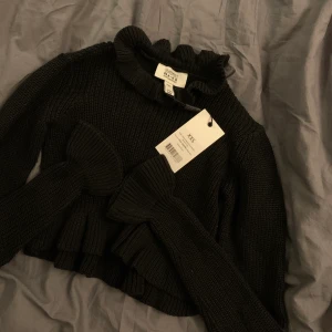 Tröja - Helt ny tröja från nakd med lappar kvar, dock lite defekter bak på tröjan vilket syns på sista bilden men går nog rätt enkelt att fixa då det inte är speciellt stort och sitter inte heller på ett synligt ställe. Frakt blir 44kr