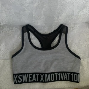 sport bh - sport bh från ginatricot, mycket bra kvalitet och knappt använd! säljs då den är för liten☁️