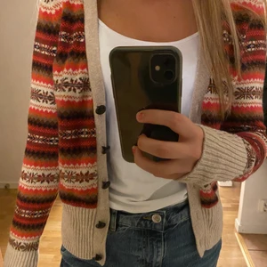 Kofta - Säljes då den nt kommer till användning, köpt second hand men är i bra skick. Frakten är 66 kr. 