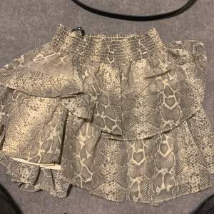 Snakeprint kjol från Gina Tricot 