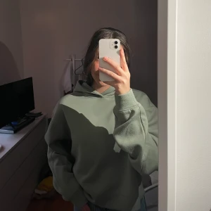 Hoodie - Säljer denna jättesnygga hoodien ifrån Weekday! Använd ett par gånger men har blivit aningens nopprig på ärmarna men det är inget som stör! Priset är exklusive frakt🥰 nypris: 400kr