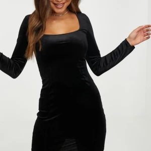 NLY ONE - Frakt ingår i priset❗️ En sammetsklänning ifrån NLY one ”Square Neck Velvet Dress” i storlek M 🖤 Originalpris 399kr