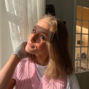 Stickad väst - Säljer denna ljusrosa stickade västen från DesignBySi. Säljer pågrund av att den inte kommer till lika mycket användning längre. Frakt tillkommer 