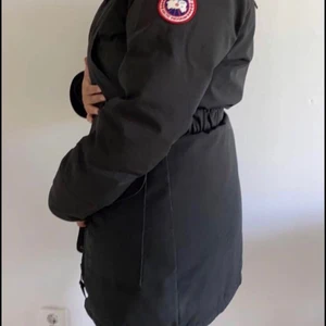Canada goose jacka  - Vinterjacka köpte av en tjej men den var för stor och hon ville inte ta tillbaka jackan tyvärr men den är jätte fin annars bra skick! Köpte för 5500kr 