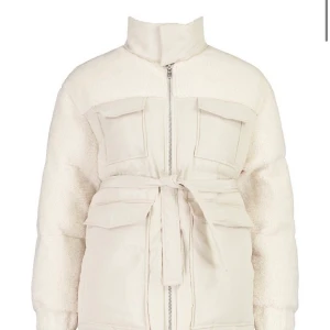 Vinterjacka  - Jätte fin och jätte varm vinterjacka. Helt ny med lappar och allt kvar, säljer för har redan för många jackor. Storlek M. Det är Teddy tyg på armarna. Buda i kommentarerna. 