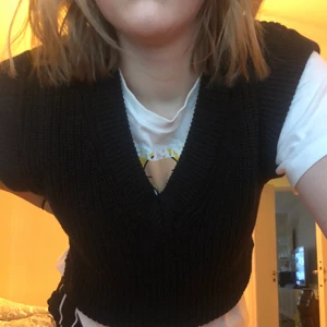 Stickad väst - Stickad väst. Storlek S.