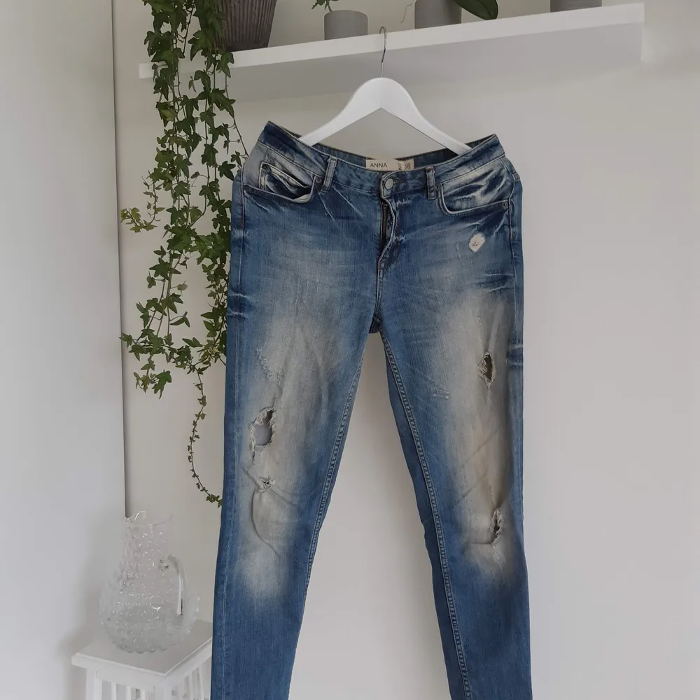 Jeans med slitning, sparsamt använda. Inget särskilt att anmärka på. . Jeans & Byxor.