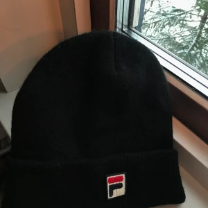 Fila mössa - Fila mössa i fint skick som aldrig kommit till användning, pris kan diskuteras. Frakt betalas av köparen💗  