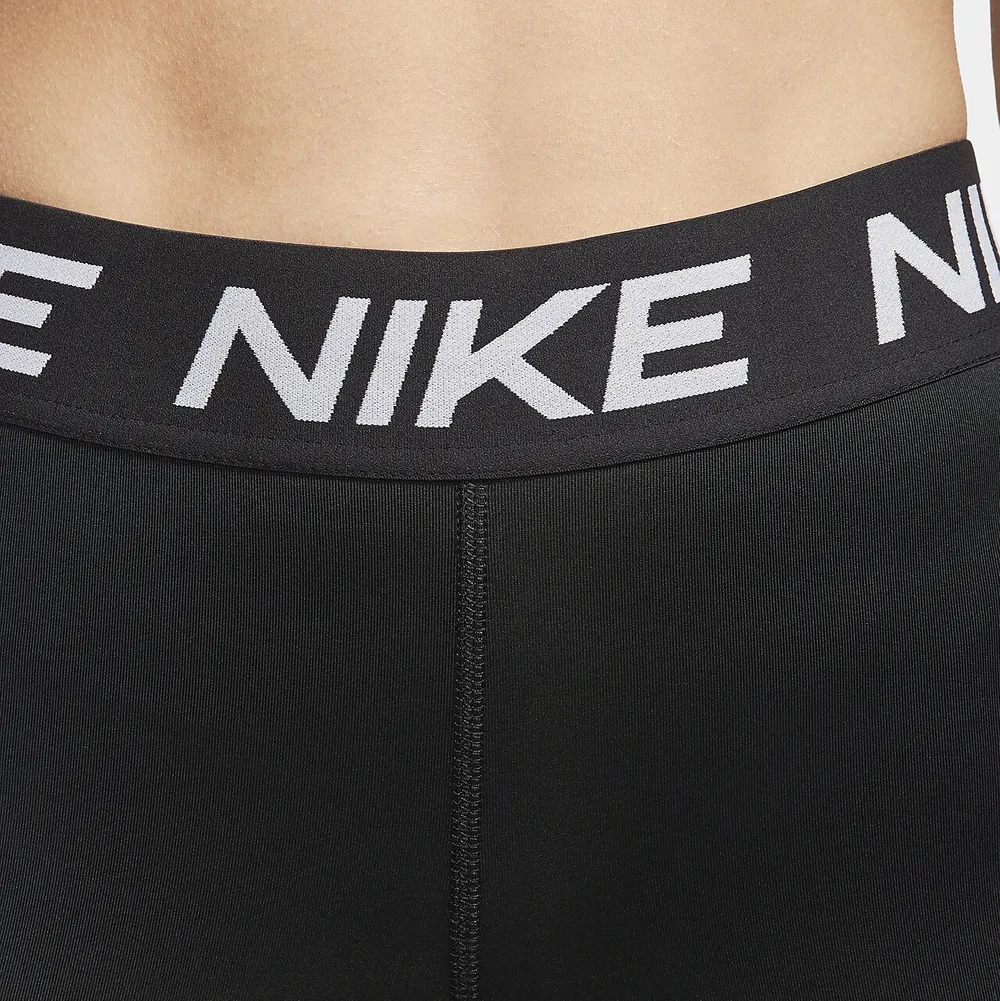 Säljer dessa svarta tränings tajts från Nike då det inte passade mig i storleken. Näst intill oanvända prislappen är dock inte kvar. Pris 90kr + frakt ✨. Jeans & Byxor.