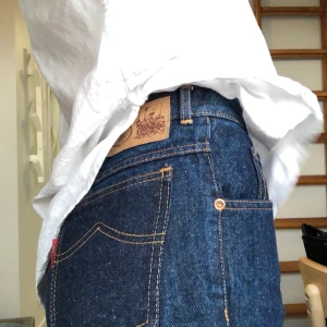 Vintage jeans - Jeans köpta second hand, men väldigt sparsamt använda. De är i tjockt jeansmaterial från ett märke jag inte känner till. Höga i middagen och vääldigt långa (jag är 172) men man kan ju klippa av en bit. Frakten inkluderad i priset 💓